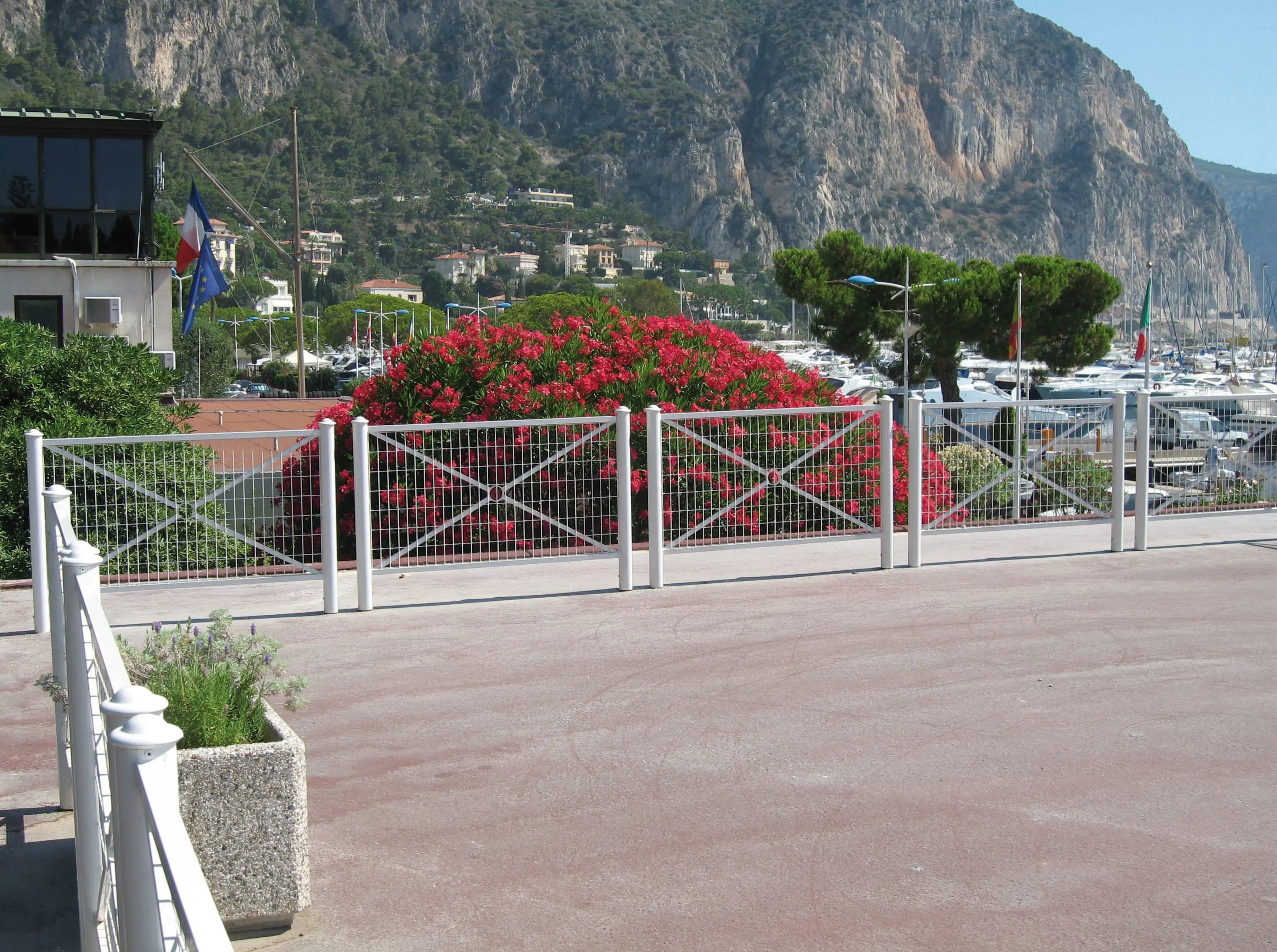 Barrière urbaine Province avec cadre grillagé pour sécurisation des espaces publics