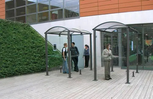 Abri fumeurs extérieur avec arceaux aluminium et toit en polycarbonate anti-UV