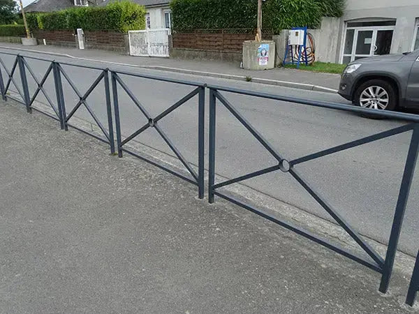 Barrière de ville Alliance installée pour sécuriser les cheminements piétons