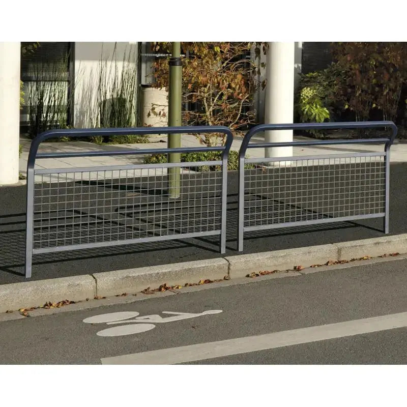 Barrière urbaine grillagée avec structure en tubes acier coudés