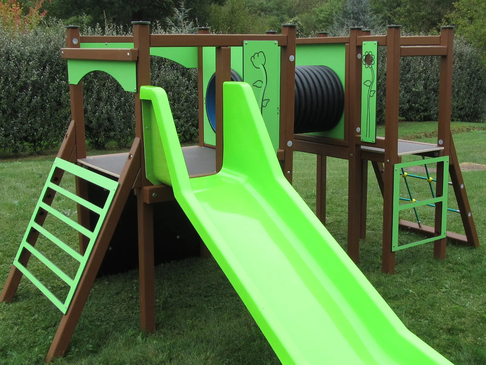 Aire de jeux Le Papyrus avec glissière et structure aluminium extrudé sécurisée