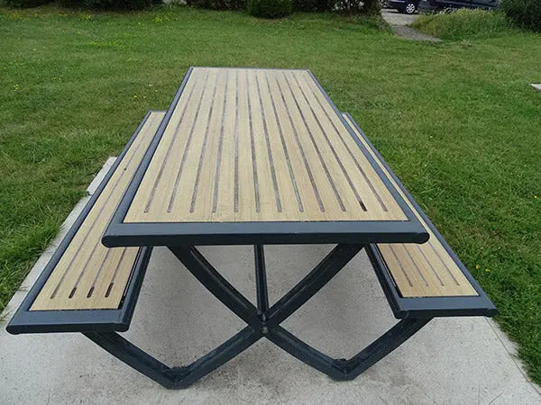 Table pique-nique Horizon avec structure en tube acier renforcé et plateau extérieur durable
