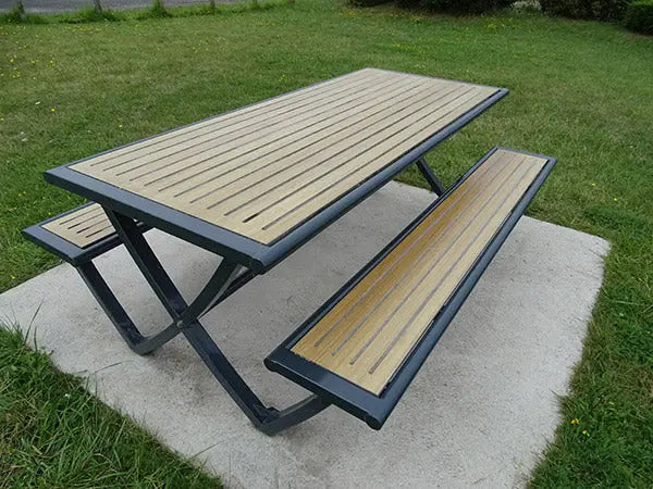 Version PMR de la table Horizon avec plateau rallongé pour accès fauteuil roulant