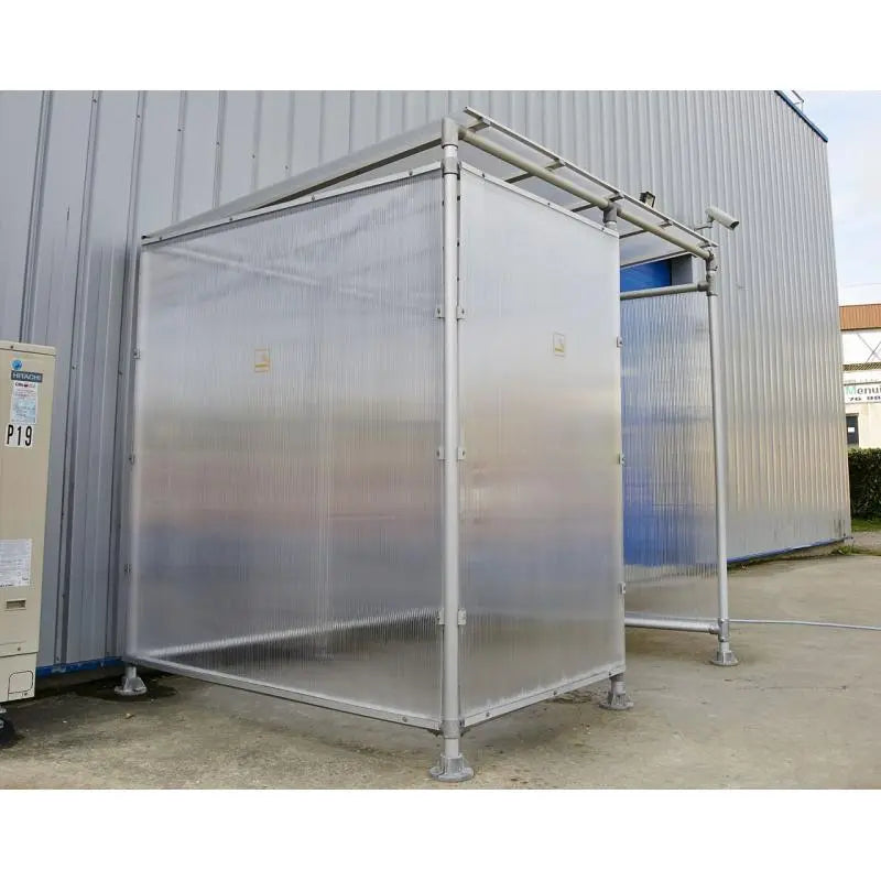 Abri fumeur Eco sur platines avec assemblage en raccords aluminium et vis inox