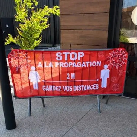 Cache barrière 80x192 cm en maille polyester, banderole de sécurité imprimée pour rappel des gestes barrières en lieux publics.