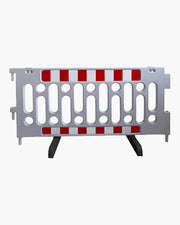 Barrière de police en polypropylène gris avec bandes réfléchissantes classe 1, pieds intégrés rotatifs et système de connexion rapide pour balisage et sécurisation de zones.