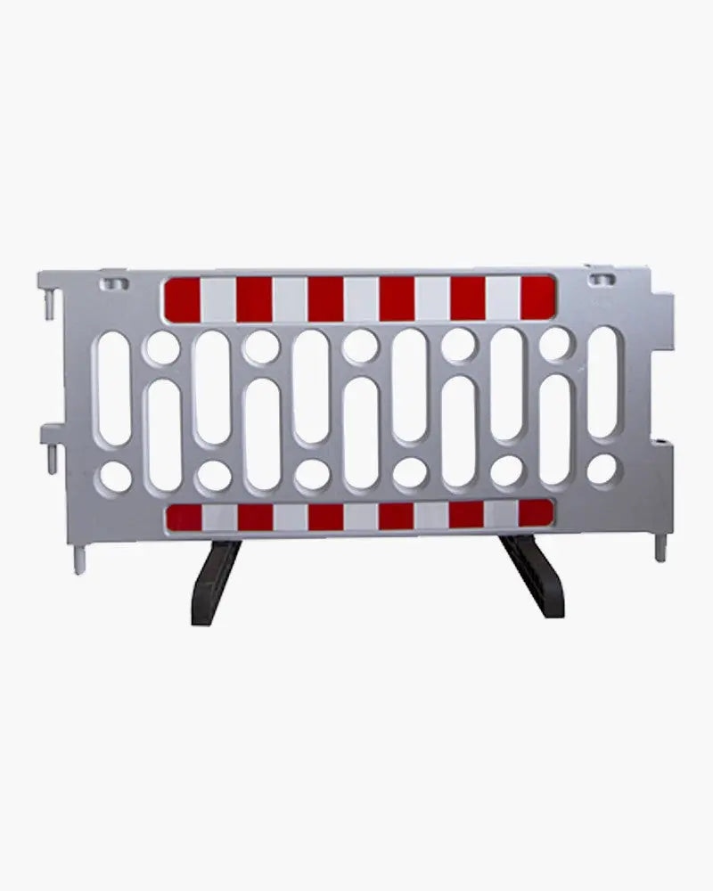 Barrière de police en polypropylène gris avec bandes réfléchissantes classe 1, pieds intégrés rotatifs et système de connexion rapide pour balisage et sécurisation de zones.