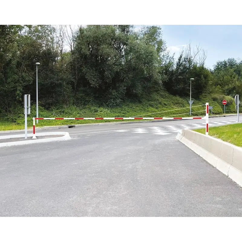Barrière tournante XL sur platines avec système de fermeture par goupille et cadenas, poteau de réception inclus pour position ouverte