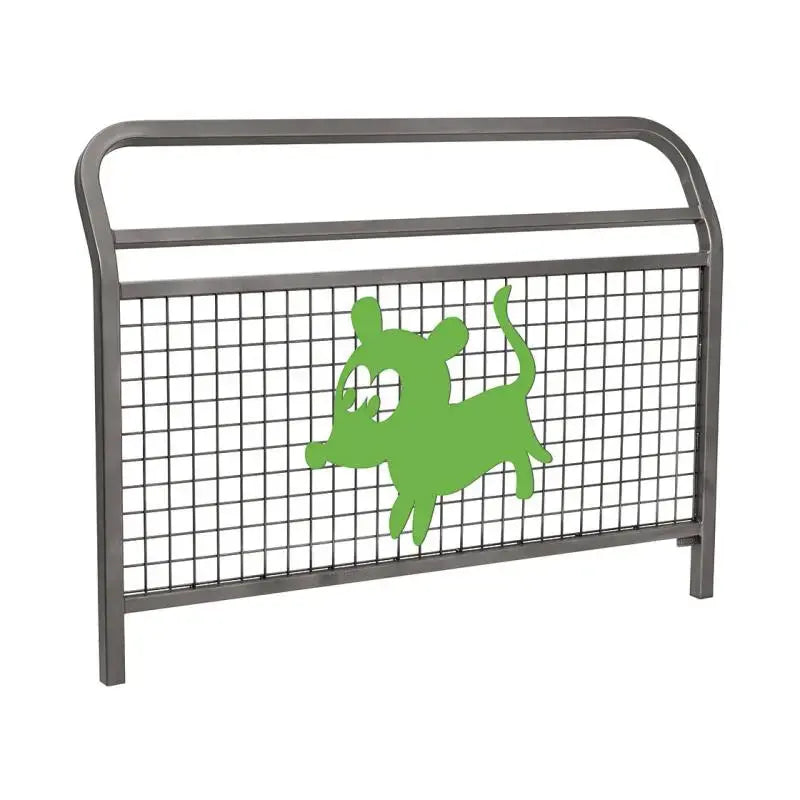 Vue rapprochée de la structure grillagée de la barrière Conviviale