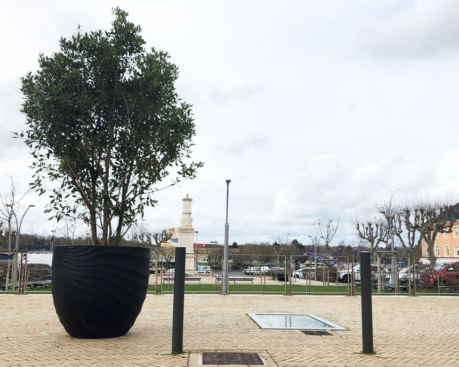 Pot Dune avec ou sans platine de fixation anti-basculement Bac Dune robuste en PEHD pour mise en valeur des plantes et espaces verts