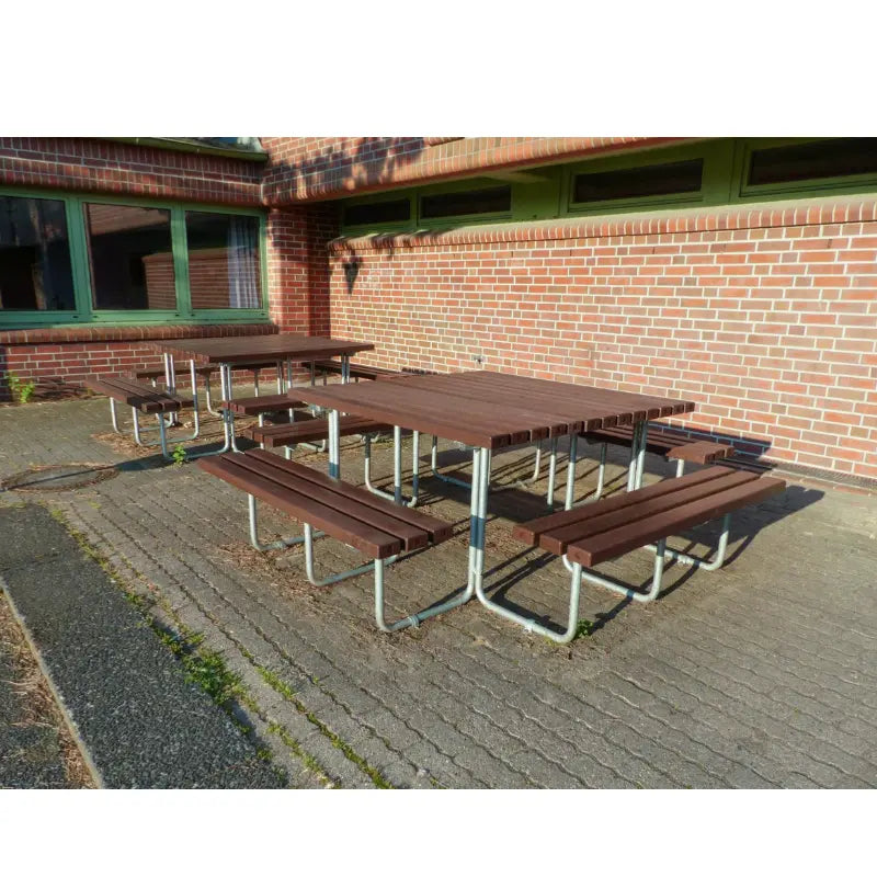 Ensemble table et banquettes en plastique recyclé Stelvio