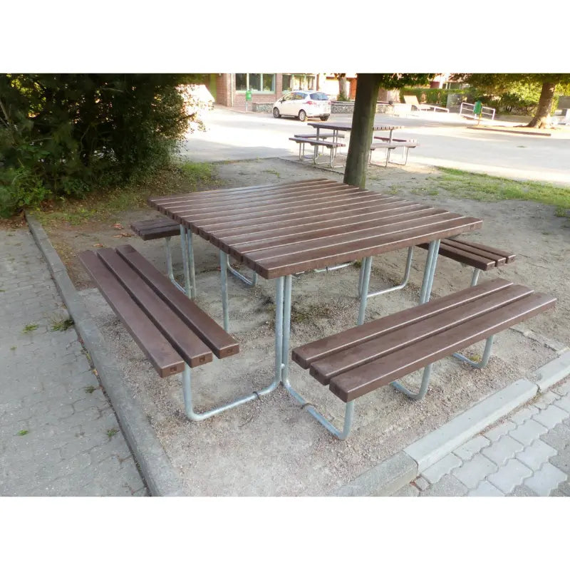 Ensemble table et banquettes en plastique recyclé Stelvio