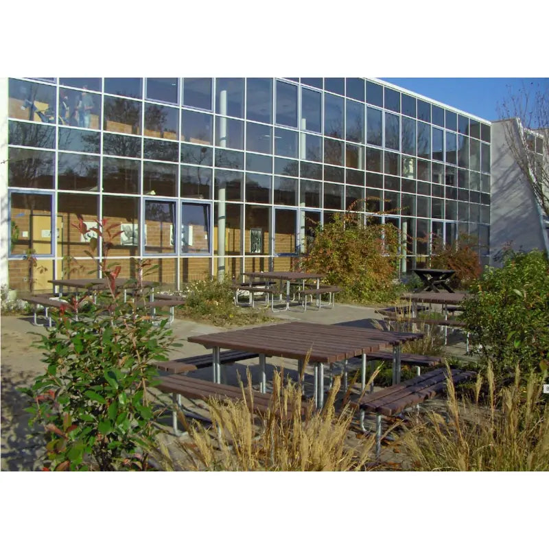 Ensemble table et banquettes en plastique recyclé Stelvio