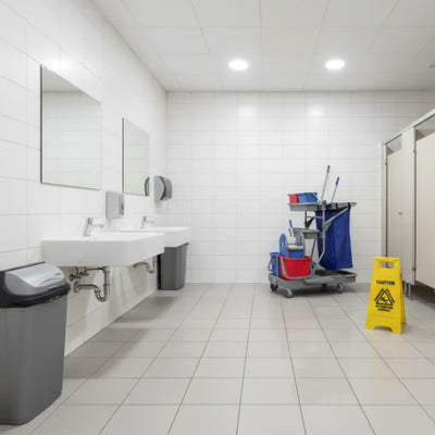 Toilette publics, avec poubelles, sèches main, chariot de nettoyage et signalisation