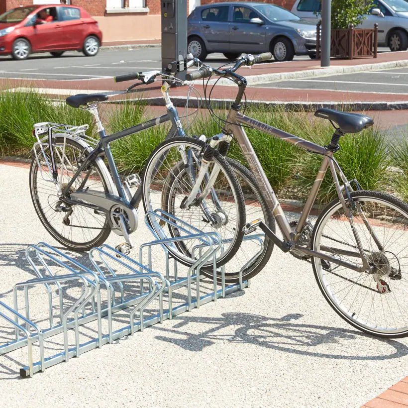 Range vélos extérieur double niveau pour optimisation de l’espace et rangement au sol réduit