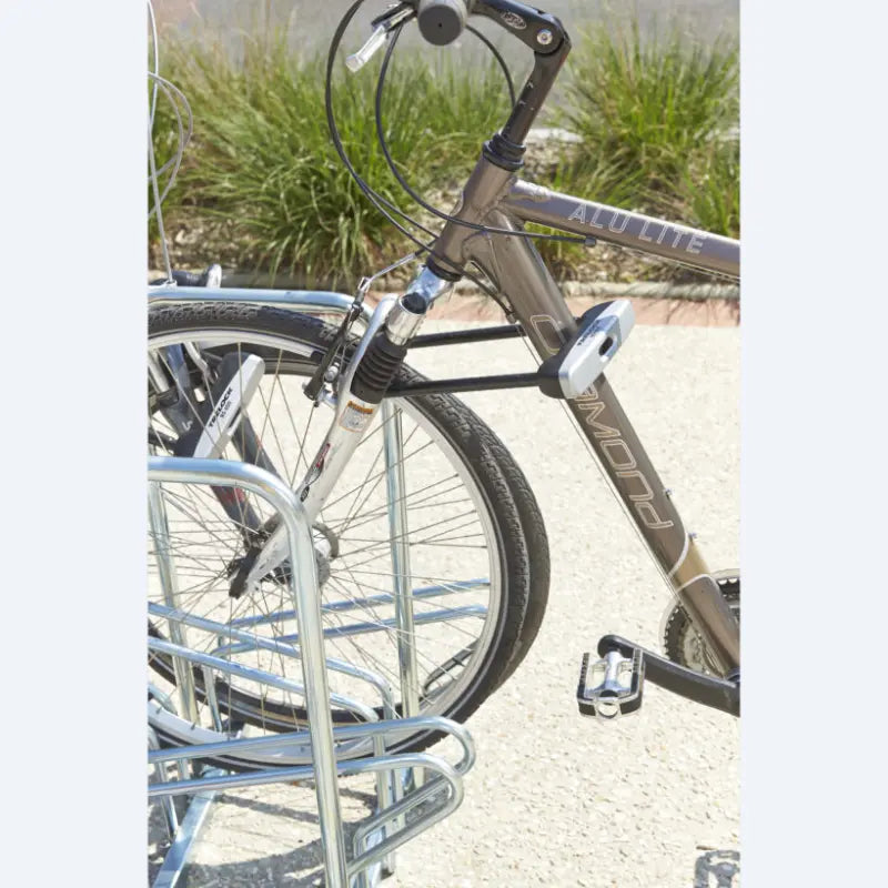 Râtelier hollandais pour 8 vélos au sol avec arceaux antivol Mottez - France Collectivités