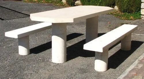 Table béton ovale avec accès PMR et plateau conçu pour personnes à mobilité réduite