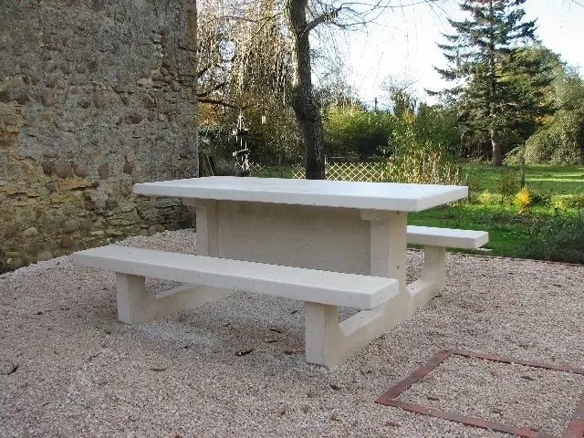 Table béton extérieur avec grande capacité d’accueil pour espaces publics