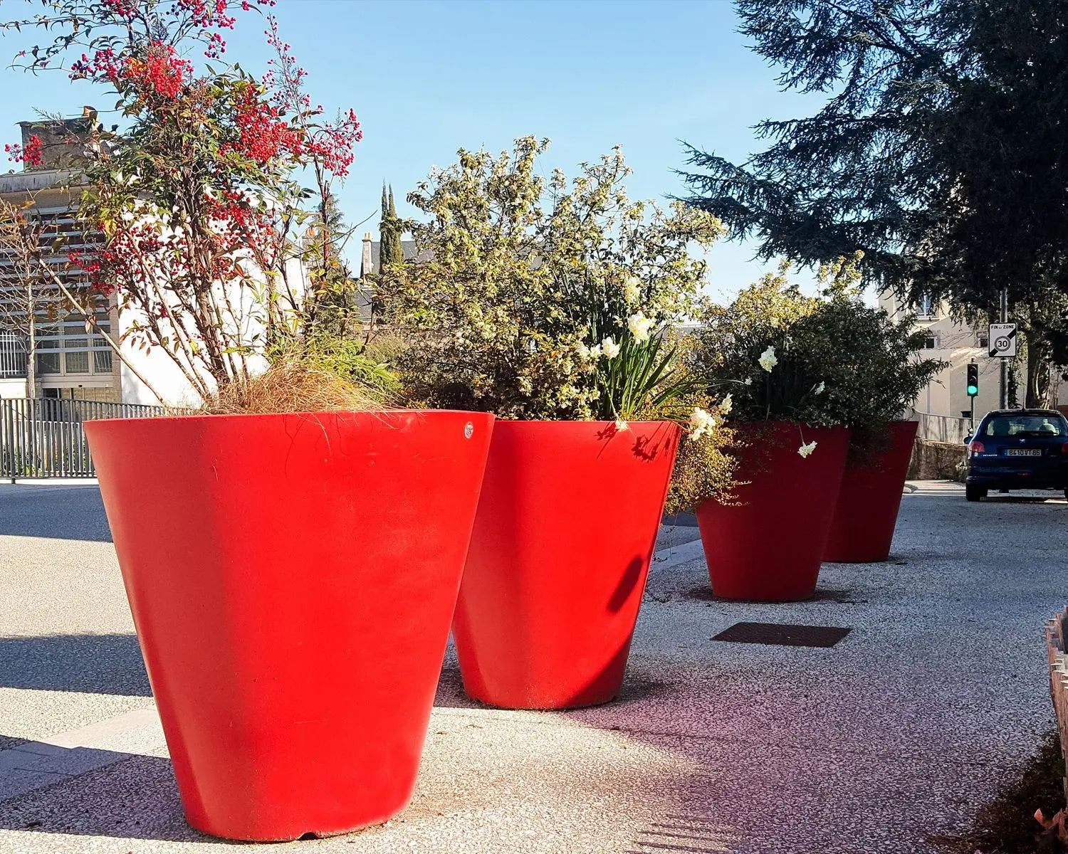 Pot Vase design en PEHD disponible en plusieurs coloris pour mise en valeur des plantes