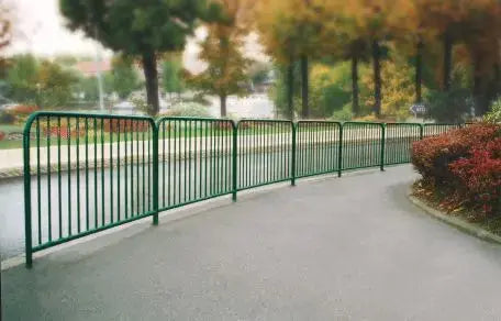 Barrière de ville à barreaux en acier avec 15 barreaux verticaux